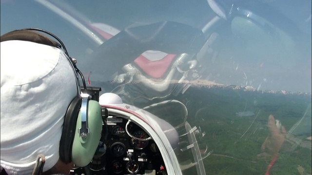 日本北海道，一名滑翔机飞行员透过座舱窗户凝视森林上空。视频下载