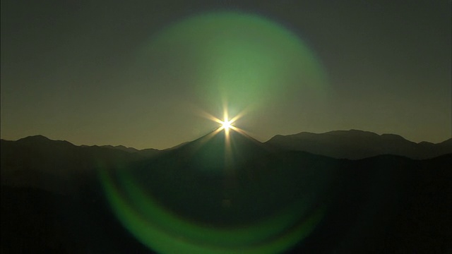 美丽的日本富士山披上了一层绿色的光环。视频下载