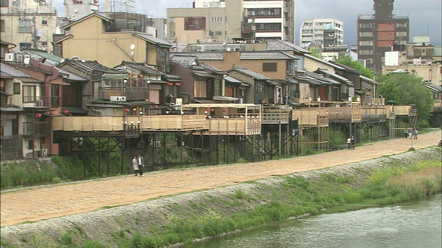 木制露台俯瞰日本京都的加茂河。视频素材