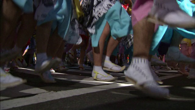 舞者沿着游行路线整齐地移动他们的脚。视频素材