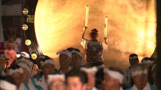 在日本的Nebuta节上，鼓手在游行花车上敲鼓。视频素材
