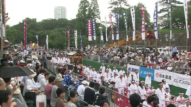在Kokura Gion Taiko节上，观众在表演时鼓掌。视频素材