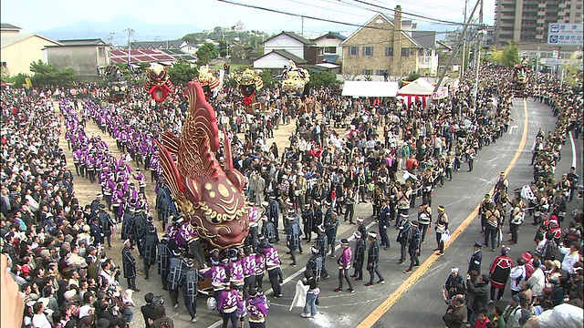 日本Karatsukunchi Hikiyama花车列队参加游行。视频素材