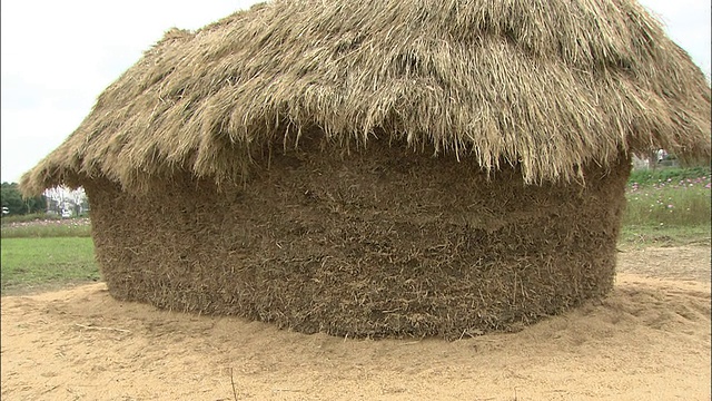 一堆干草组成了日本的Funano。视频下载