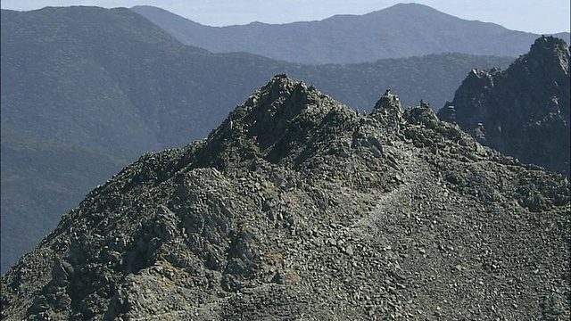 一群登山者在奥库- hodakadake山顶欣赏美景。视频素材