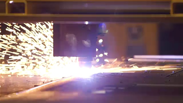 自动激光切割机切割金属视频素材