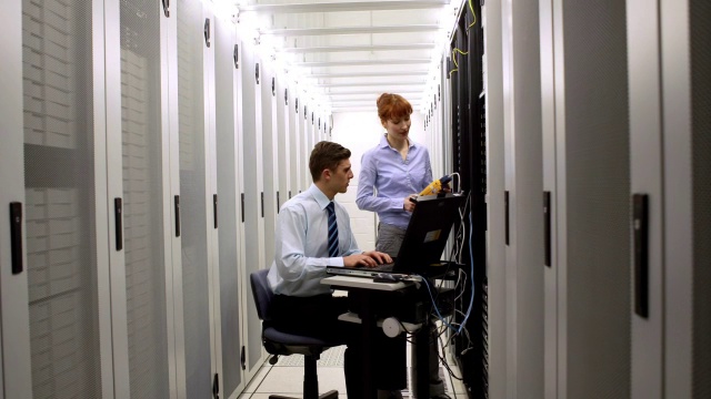 技术人员在服务器上使用数字电缆分析仪视频下载