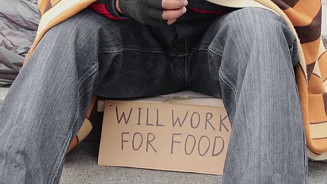 沮丧的人因寒冷而颤抖，乞求金钱，无家可归，赤贫视频下载