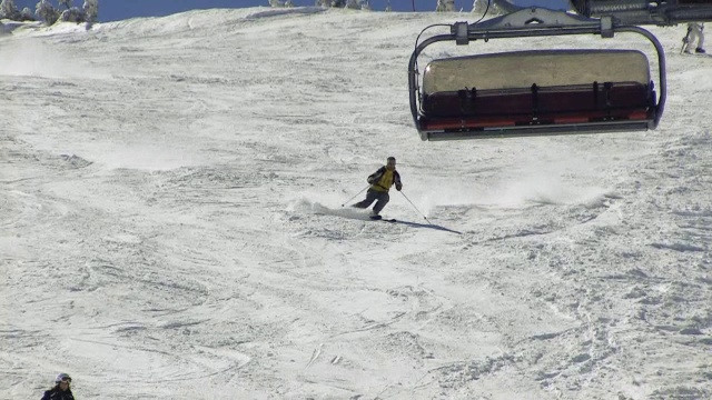 滑雪者滑短秋千视频素材