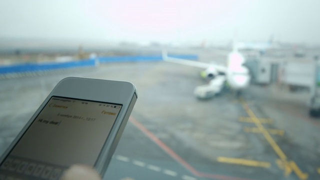 在机场用智能手机发短信视频素材