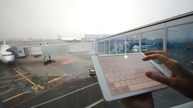 在机场用平板电脑的女人视频素材