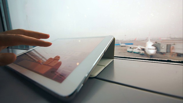 在机场的平板电脑窗台上打字视频素材