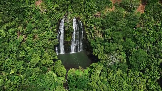 鸟瞰图惊人的双瀑布在热带雨林丛林视频素材