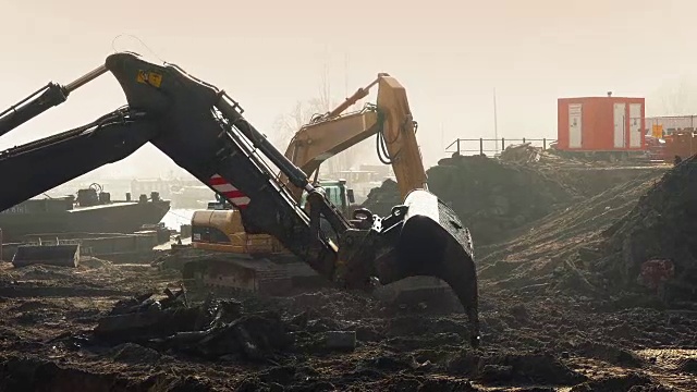 挖掘机正在挖掘未来的建筑工地视频下载
