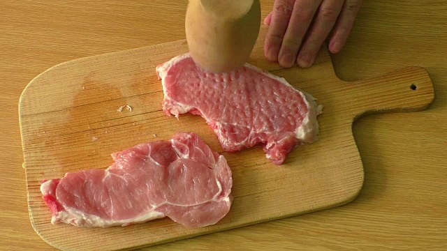 新鲜的猪肉在木砧板上变嫩视频下载
