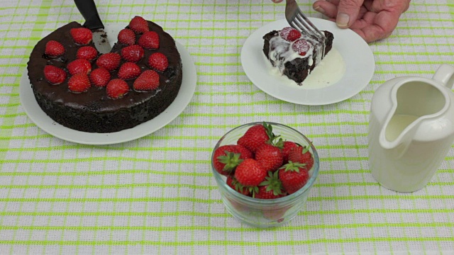 一个人在吃草莓巧克力软糖蛋糕视频下载