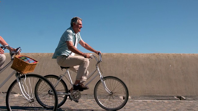 一对老年夫妇要去骑自行车视频素材