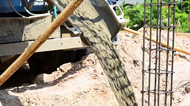 建筑工人用水泥搅拌机浇筑混凝土混合物。视频素材