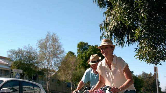 一对老年夫妇要去城里骑自行车视频素材