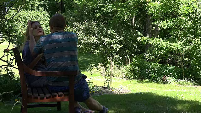 男女朋友关系吵架在长椅上视频下载