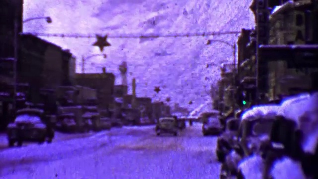 1957年:市中心的冬季积雪覆盖了街道阿拉斯加的城市景观。视频素材