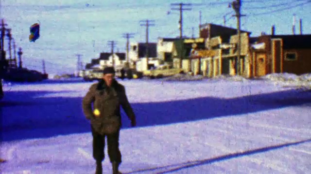 1957年:市中心商业区的一个人在寒冷的冬天走得很快。视频素材