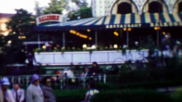 1961年:摩登60年代喷泉餐厅酒吧公园。视频下载