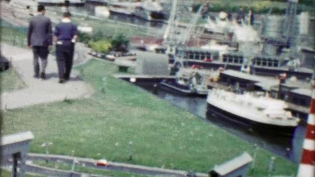 1962年:逼真的微型港口船坞模型，逼真的显示。视频下载