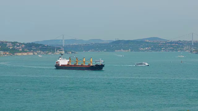 伊斯坦布尔。博斯普鲁斯海峡的海上交通视频素材