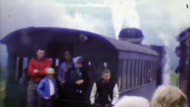 1964年:一家人在阴云密布的灰蒙蒙的一天乘坐齿轮铁路。视频素材