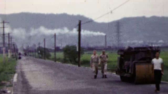 1951年，士兵们用蒸汽机探索日本农村的稻田。视频素材