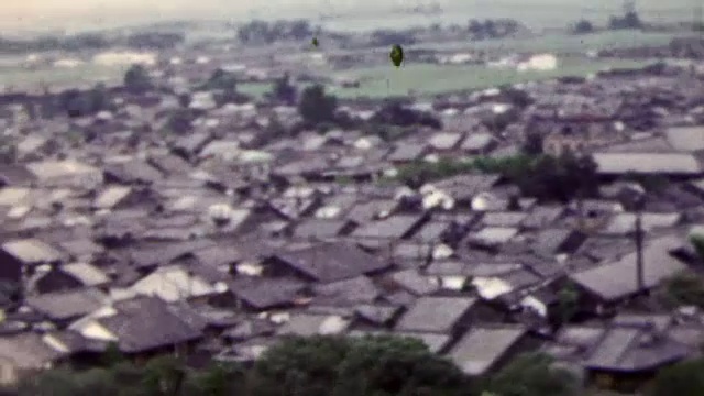 1951年:日本古色古香的住宅区拥挤不堪。视频素材