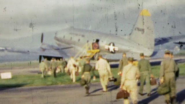 1951年:美国陆军士兵登上美国空军军用飞机。视频素材