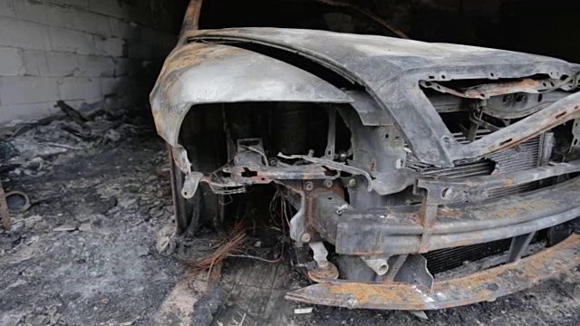 车库中烧毁的汽车的镜头视频素材