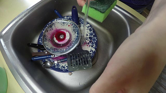用厨房水槽中的自来水洗手。视频素材
