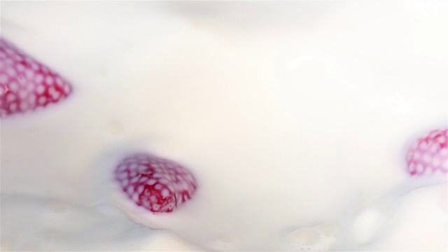 两段草莓落入牛奶的视频，慢镜头视频素材