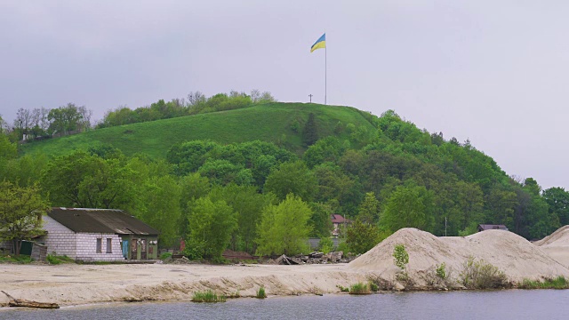 乌克兰Trypillia村的Devich山上飘扬的乌克兰国旗视频下载