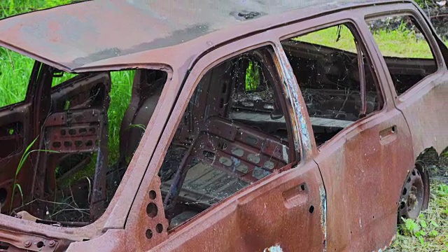 旧的废弃生锈的汽车被腐蚀，平移视频视频下载