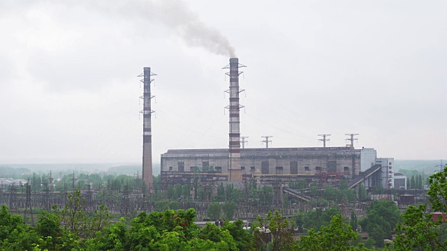 在Trypillia村附近使用高管和烟雾的燃煤电厂工作视频下载