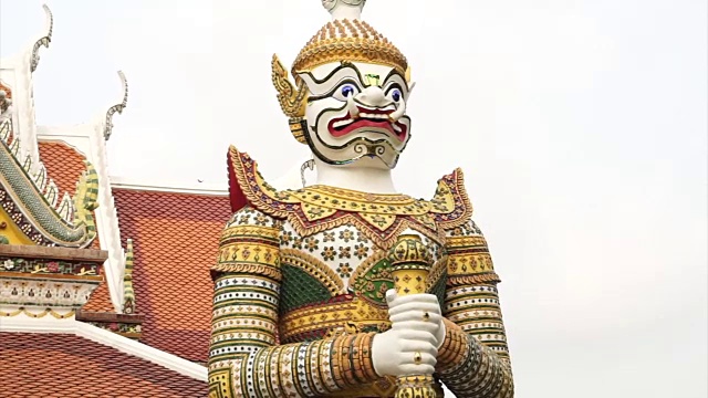 巨大的雕像围绕着黎明寺，wat Arun，曼谷的地标，泰国视频下载