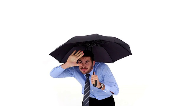 年轻的商人打着伞避雨视频素材