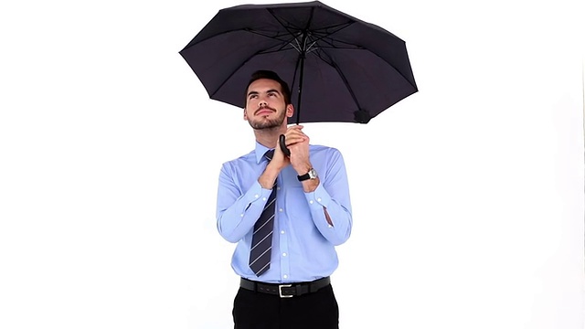 年轻的商人用雨伞遮风挡雨，然后放下视频素材