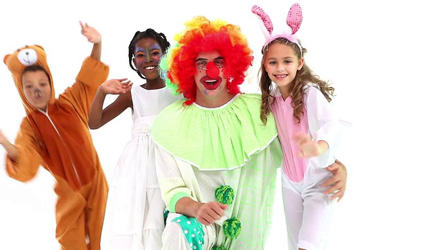 可爱的孩子和滑稽的小丑摆姿势视频下载