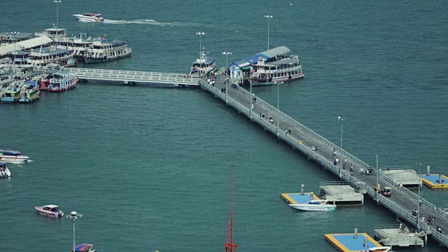 人们穿过海港和海滨之间的桥梁视频下载