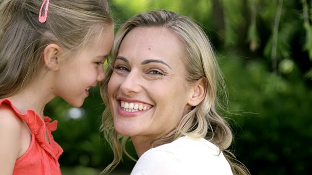 可爱的母亲和女儿拥抱和微笑的肖像视频素材