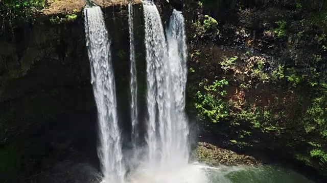 鸟瞰热带雨林中的惊人瀑布视频素材