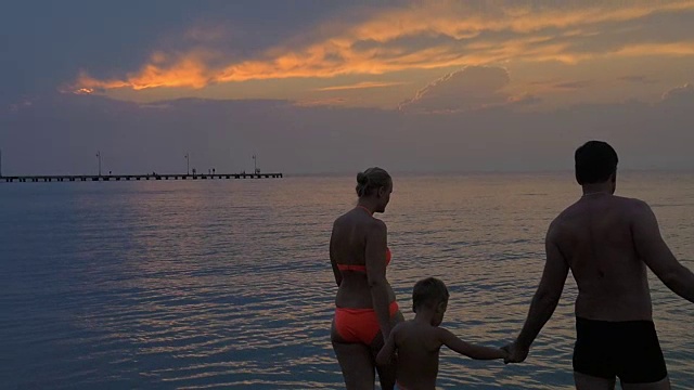 夕阳西下，一家人去海里游泳视频素材