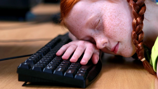 小女孩睡在键盘上视频下载