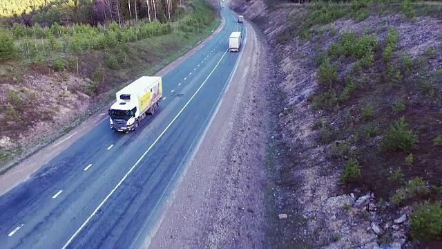 公路上卡车的鸟瞰图视频下载