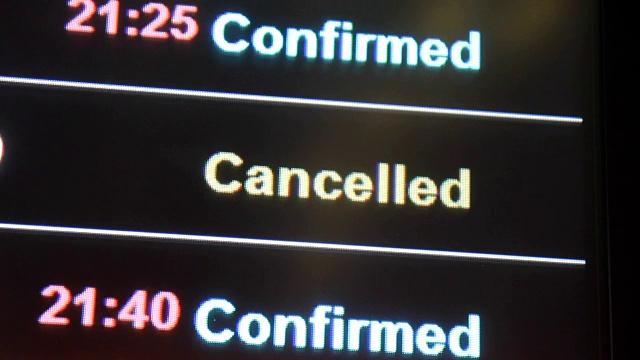 机场候机楼信息板上的航班被取消，选择性聚焦。视频下载